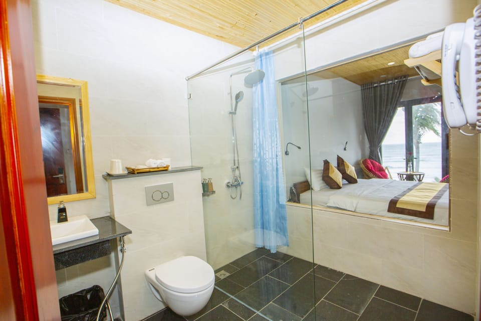 Deluxe Double Room, 1 King Bed | Bathroom | Shower, designer toiletries, hair dryer, bathrobes