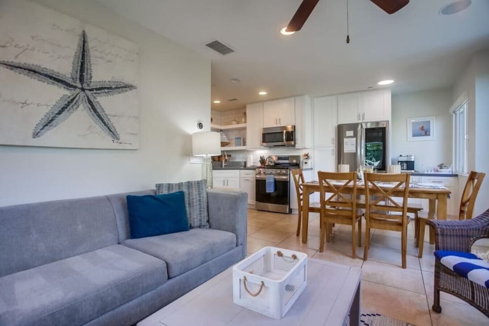819 living area