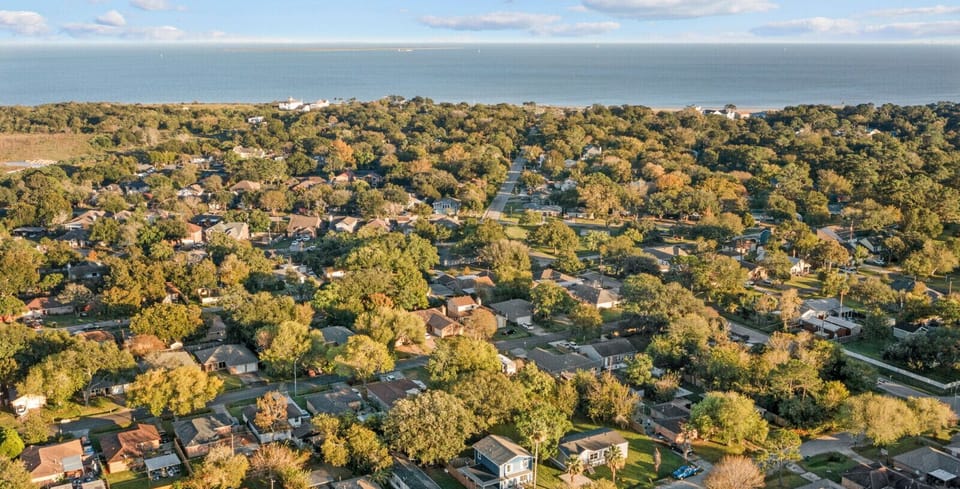 Quiet Seabrook neighborhood just minutes from El Jardin Beach, Kemah Boardwalk, dining, and coastal attractions.