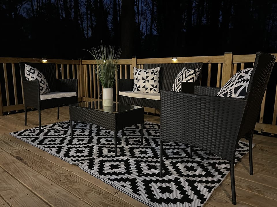 Upstairs patio deck with seating for 4. 2 of 3 decks!