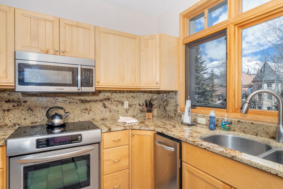 Townhome, 3 Bedrooms | Private kitchen
