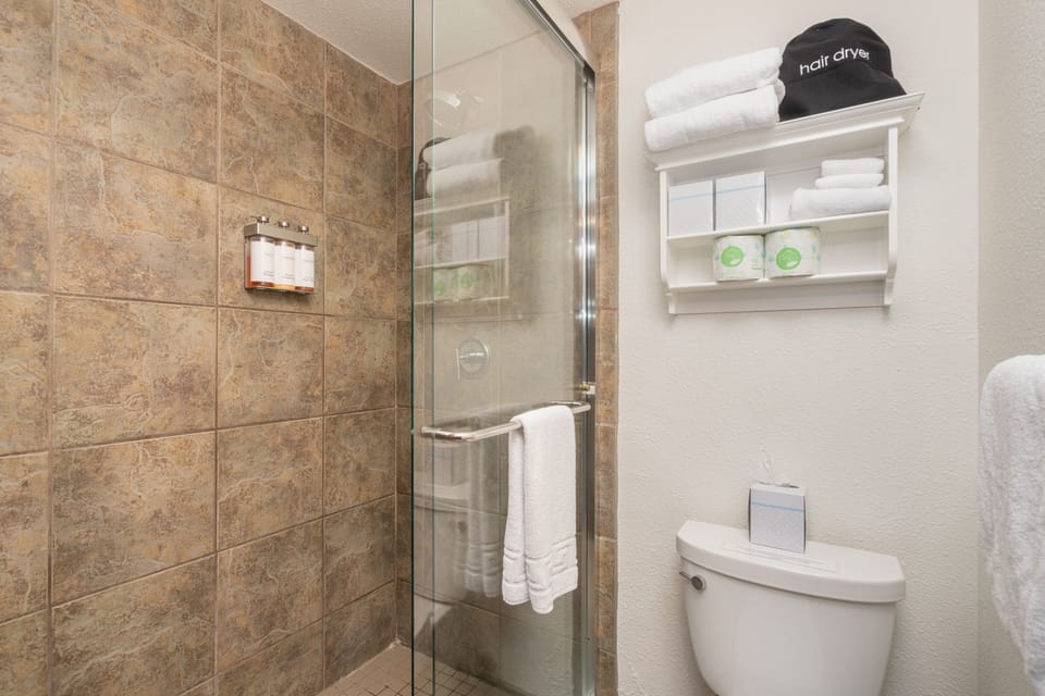 Studio | Bathroom | Towels, shampoo