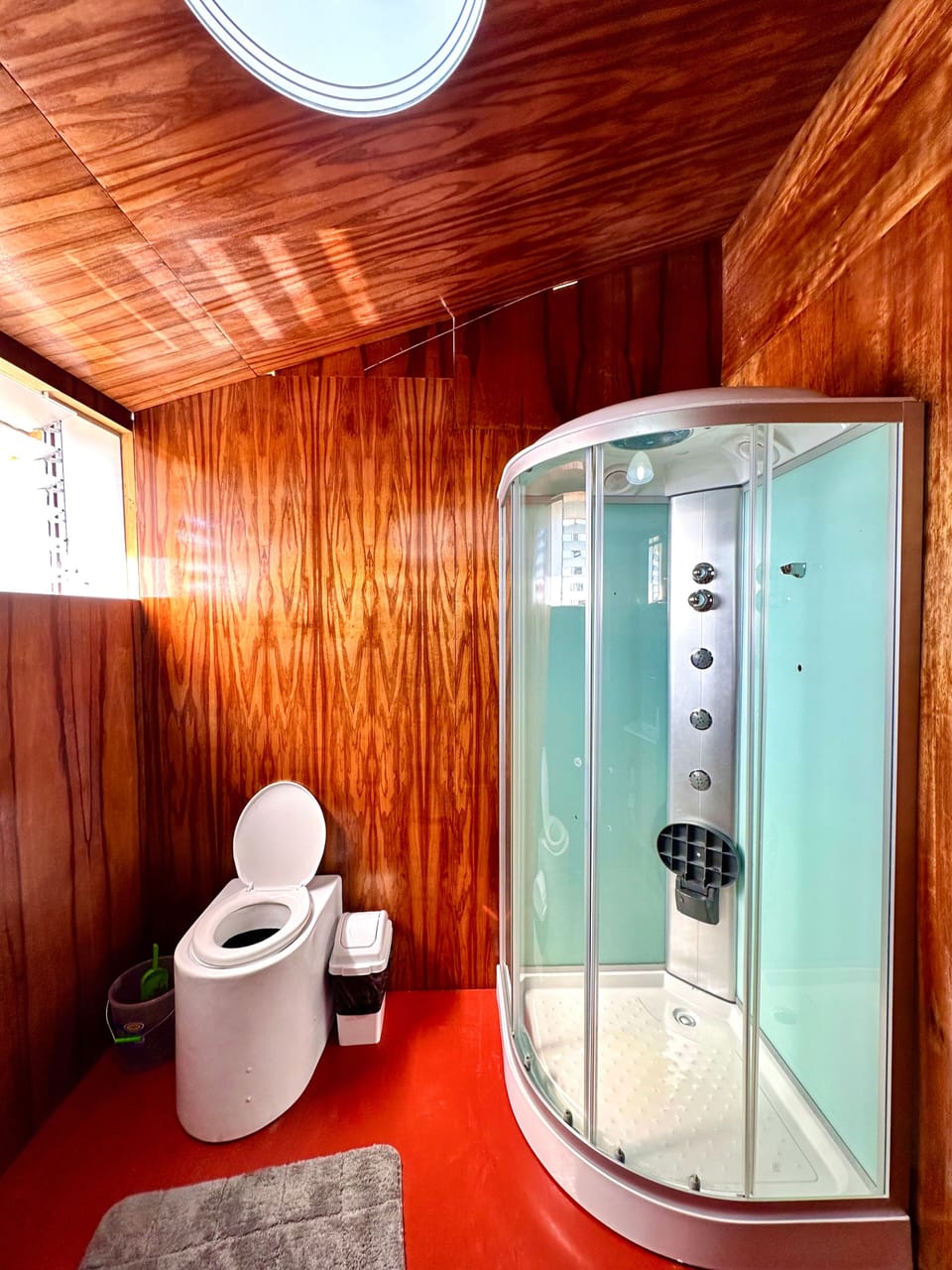 Shower, rainfall showerhead, free toiletries, towels