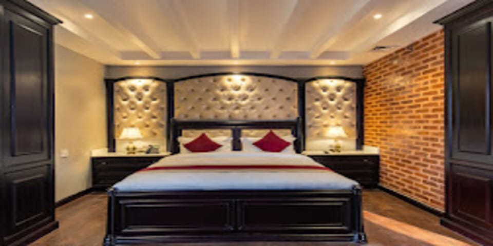 Premium bedding, WiFi (free), bed sheets