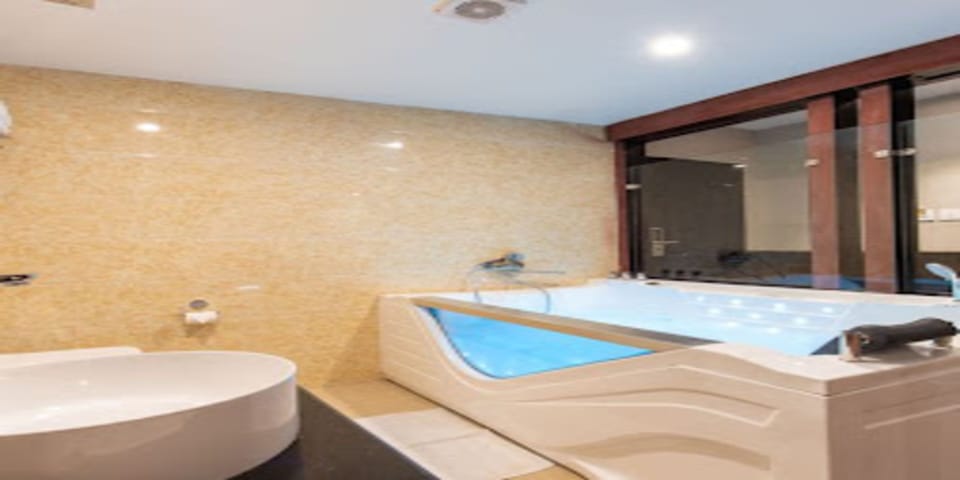 Shower, rainfall showerhead, free toiletries, towels