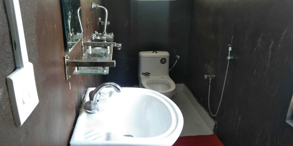 Deluxe Room | Bathroom | Shower, rainfall showerhead, towels, soap