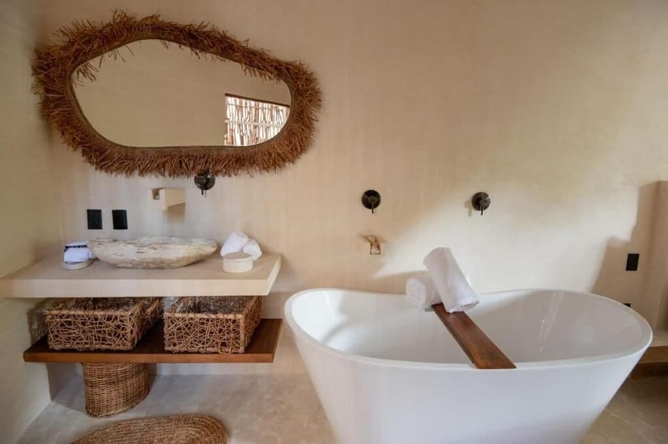Combined shower/tub, deep soaking tub, rainfall showerhead