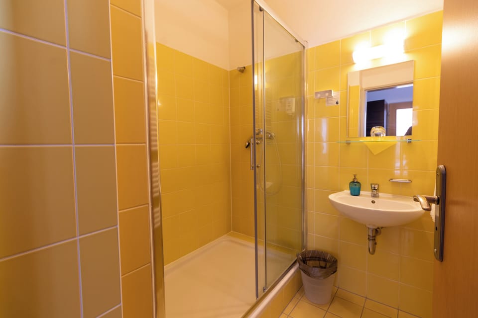 Family Quadruple Room | Bathroom | Shower, towels