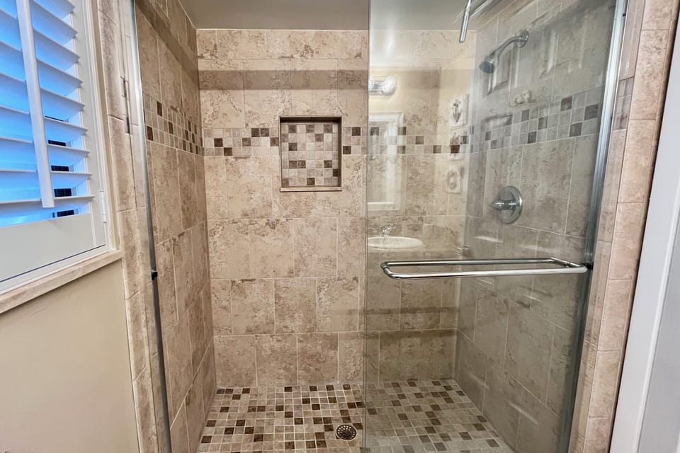Bathroom 1 (en suite)
