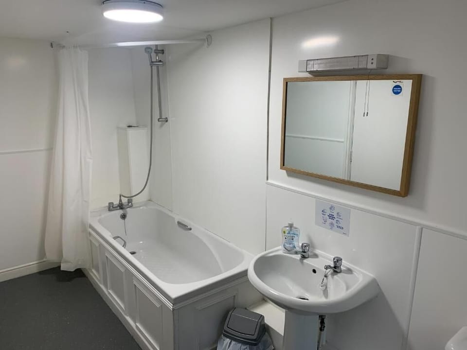 Family Triple Room | Bathroom