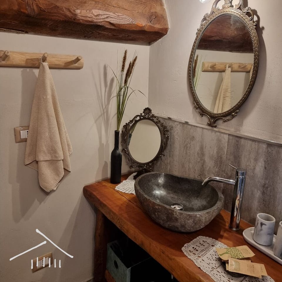 Deluxe Double or Twin Room | Bathroom | Shower, rainfall showerhead, free toiletries, hair dryer