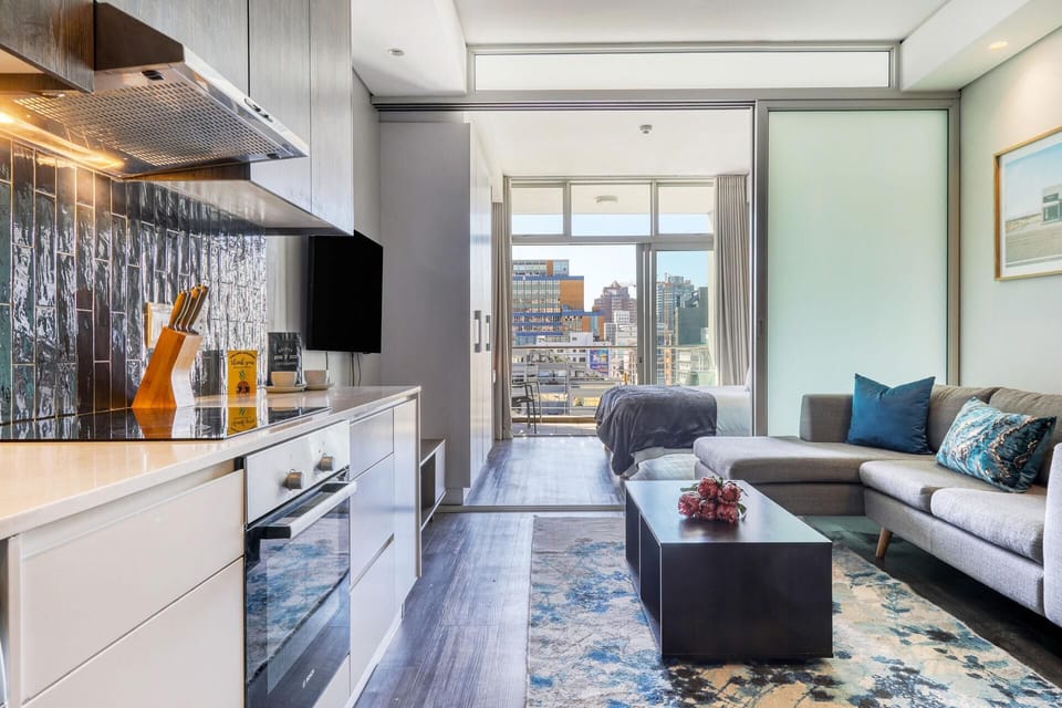 808 Colourfull City Balcony Apartment 5