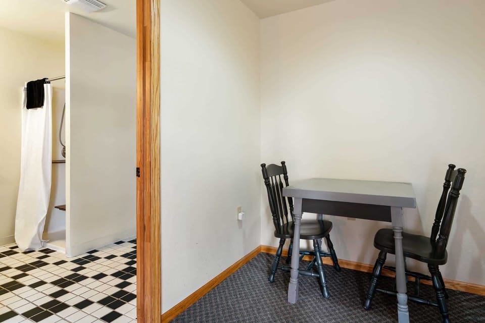 Seating for 2-4 guests