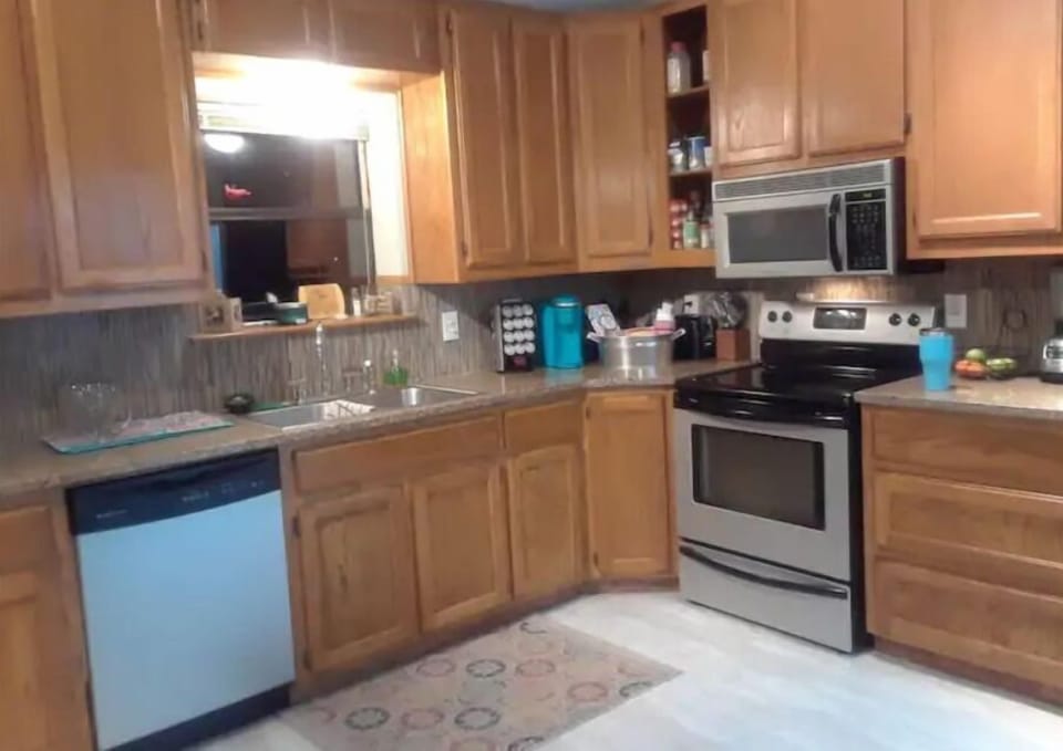 Large, open kitchen perfect for cooking and entertaining.  Salestone counters