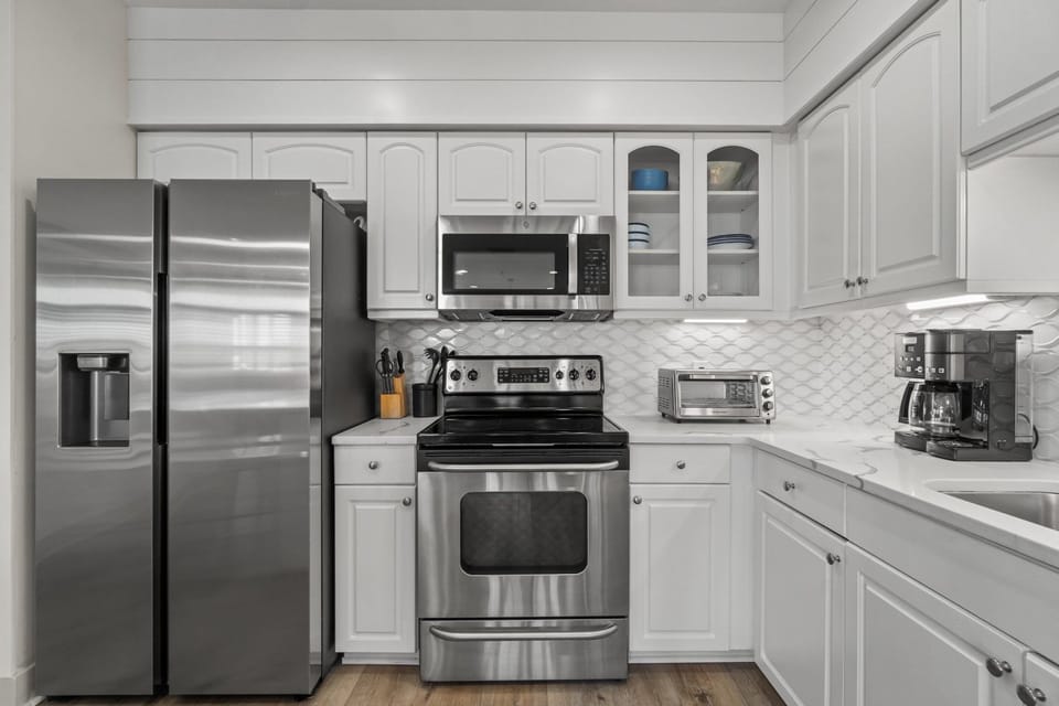 Condo | Private kitchen | Full-size fridge, microwave, oven, stovetop