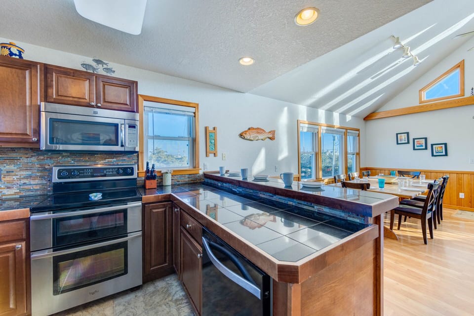 02-Surf-Or-Sound-Realty-1079-Salty Frog-16HDR1079-Edit