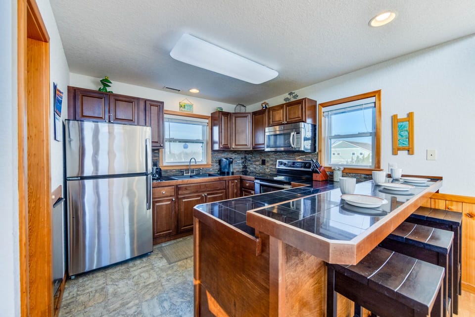 01-Surf-Or-Sound-Realty-1079-Salty Frog-01HDR1079-Edit