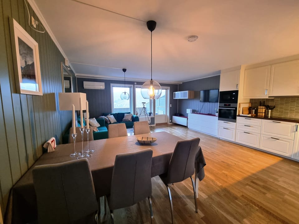 Dining area with seating for 6