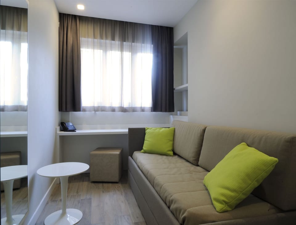 Junior Suite | Desk, WiFi (free), bed sheets