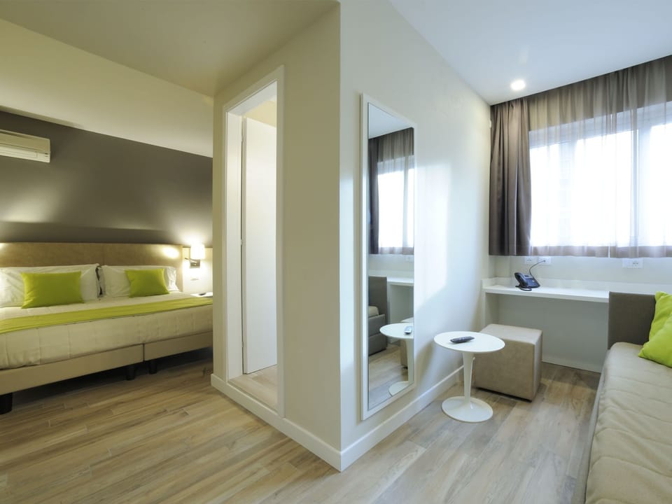 Junior Suite | Desk, WiFi (free), bed sheets