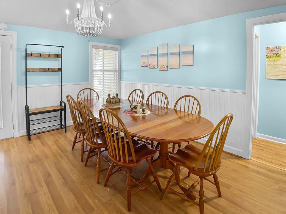 Dining area with seating for 8 Dining area with seating for 8 