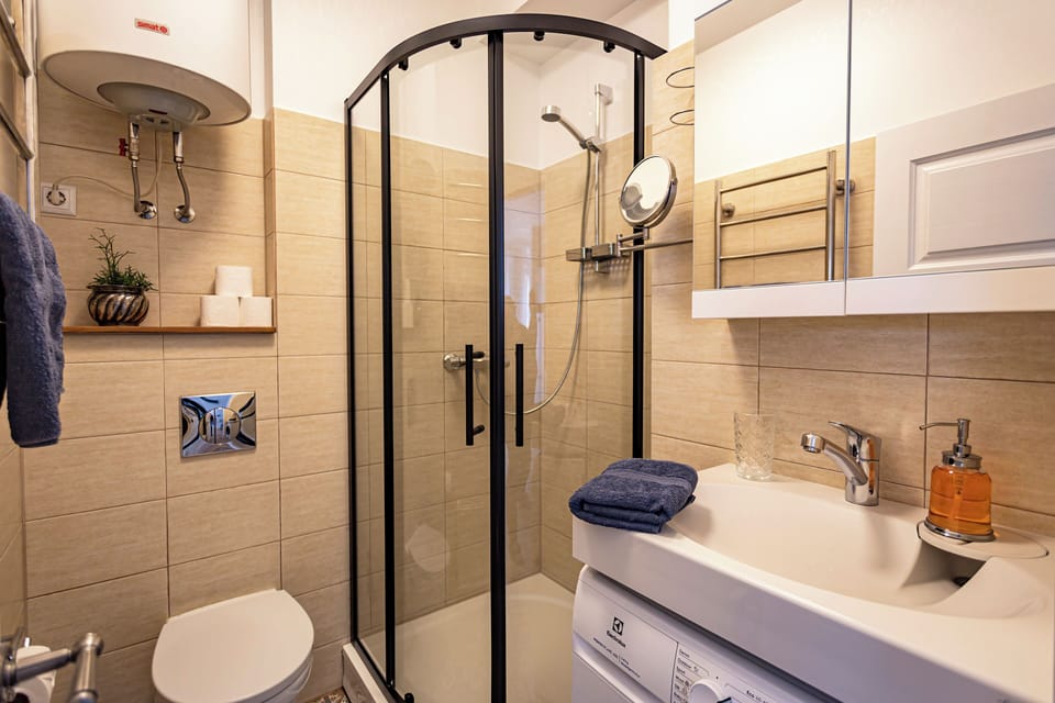 Bathroom with shower and a washing machine