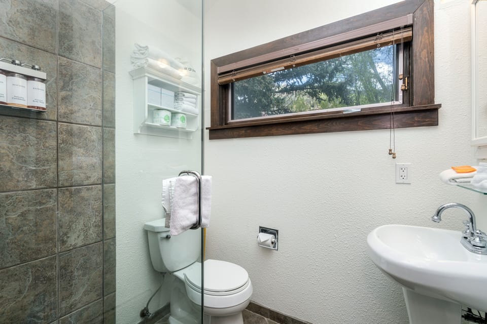 Studio | Bathroom | Towels, shampoo