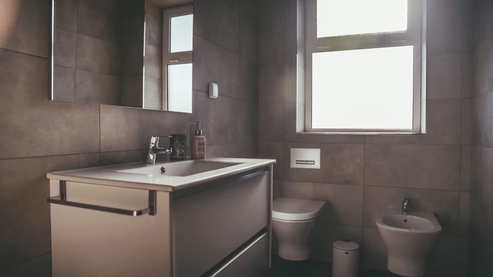 Family Quadruple Room (Malva) | Bathroom | Hair dryer, heated floors, towels, soap