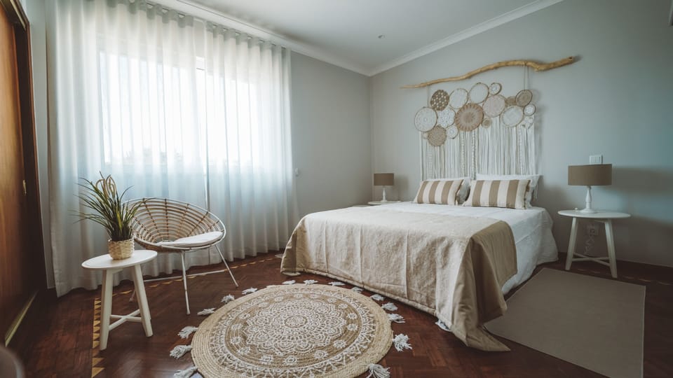 Classic Double Room (Raizes) | Bathroom | Hair dryer, heated floors, towels, soap