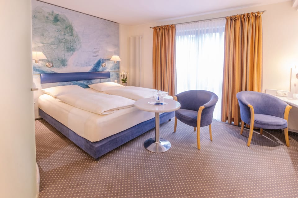 Premium bedding, in-room safe, desk, blackout drapes