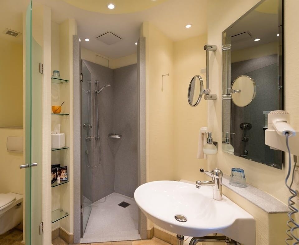 Single Room (Budget) | Bathroom | Free toiletries, hair dryer, towels