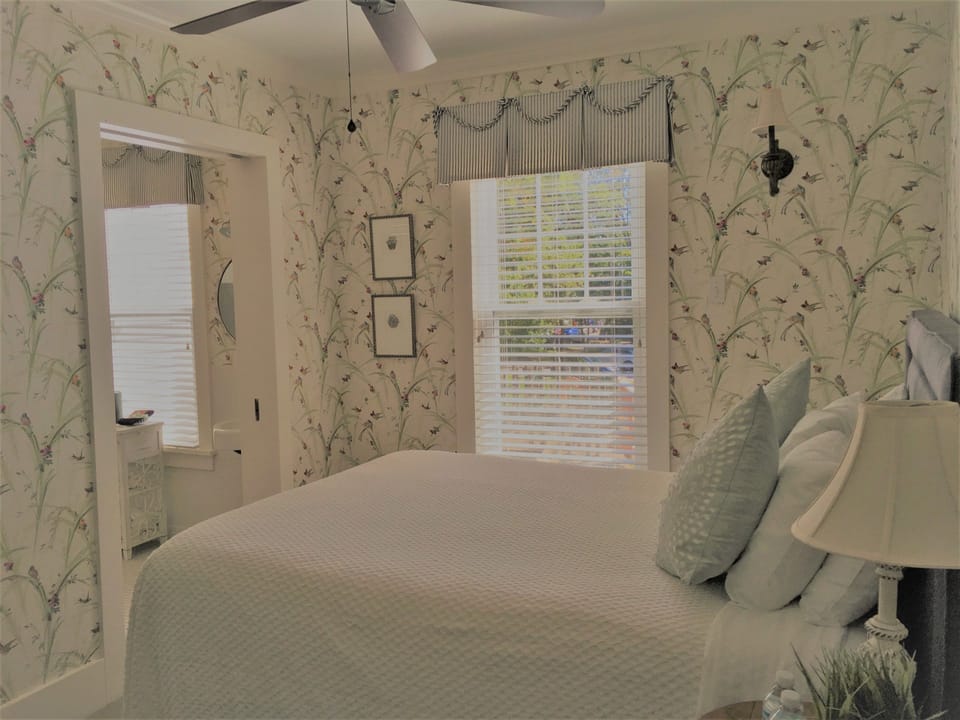 Standard Queen Room  | Iron/ironing board, free WiFi, bed sheets