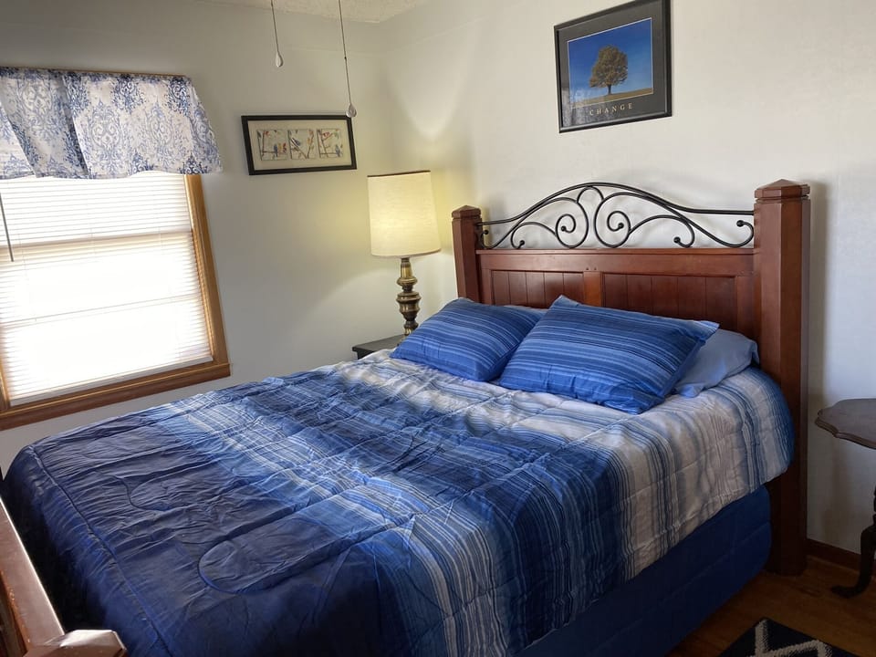 Main bedroom queen bed