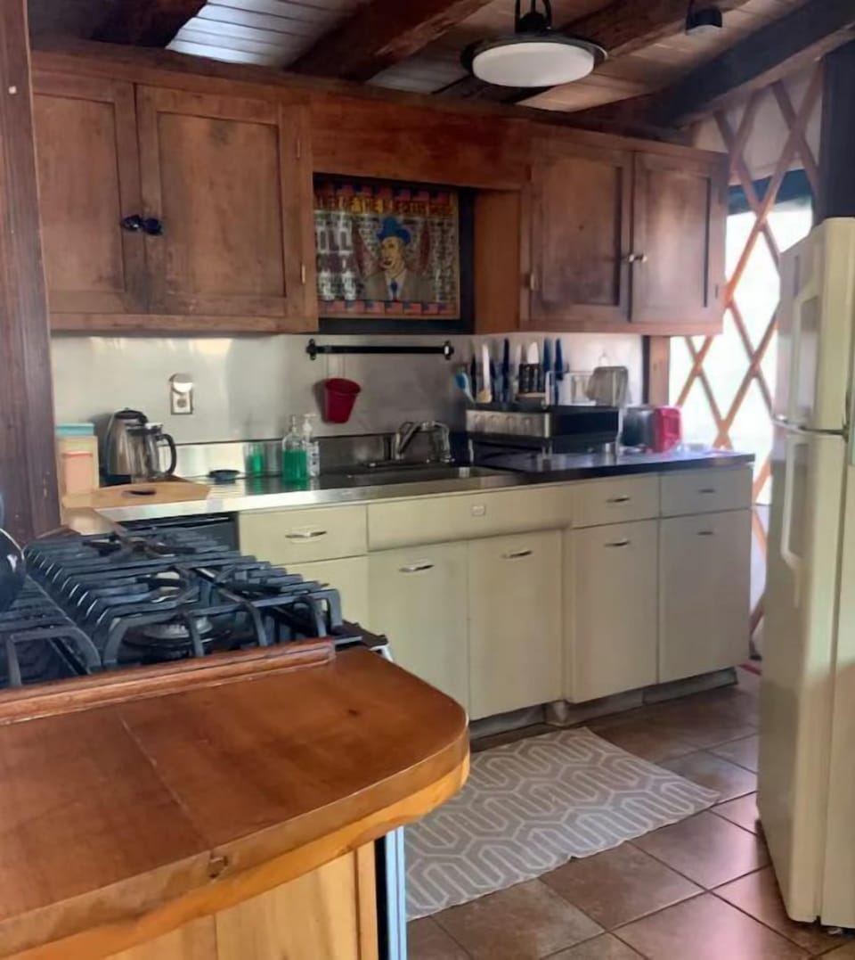 fully equipped kitchen 