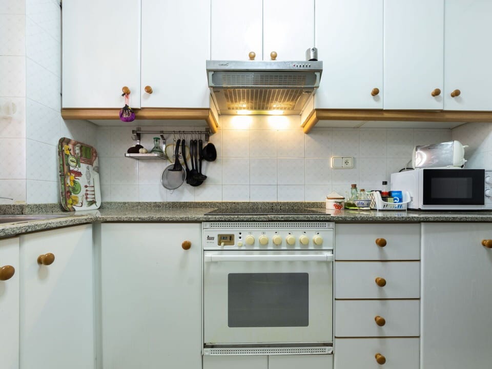 Cabinetry, Countertop, Property, Kitchen, Kitchen Stove, Kitchen Appliance, Lighting, Interior Design, Home Appliance, Stove