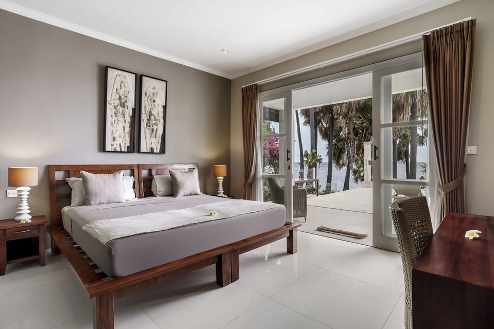 Beautiful bedroom with ocean view 