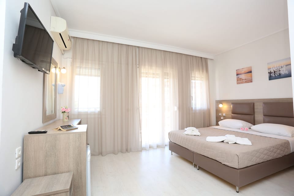 Triple Room (extra bed 4 persons) | Minibar, desk, soundproofing, free WiFi