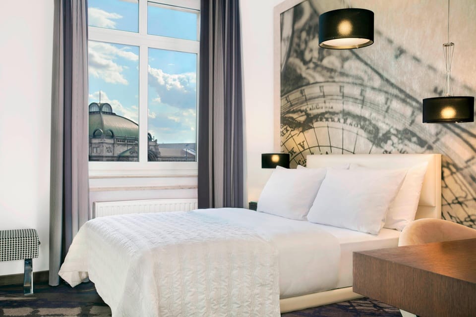 Hypo-allergenic bedding, minibar, in-room safe, desk