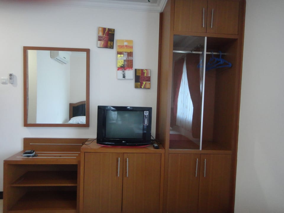 Desk, soundproofing, free WiFi, bed sheets