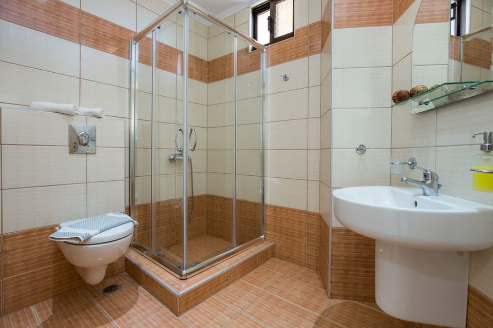 Queen Double | Bathroom | Free toiletries, hair dryer