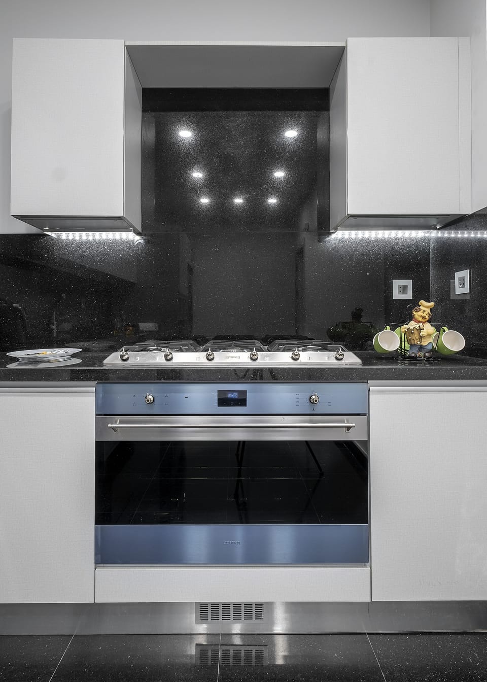 Luxury Apartment | Private kitchen | Fridge, microwave, cookware/dishes/utensils, freezer