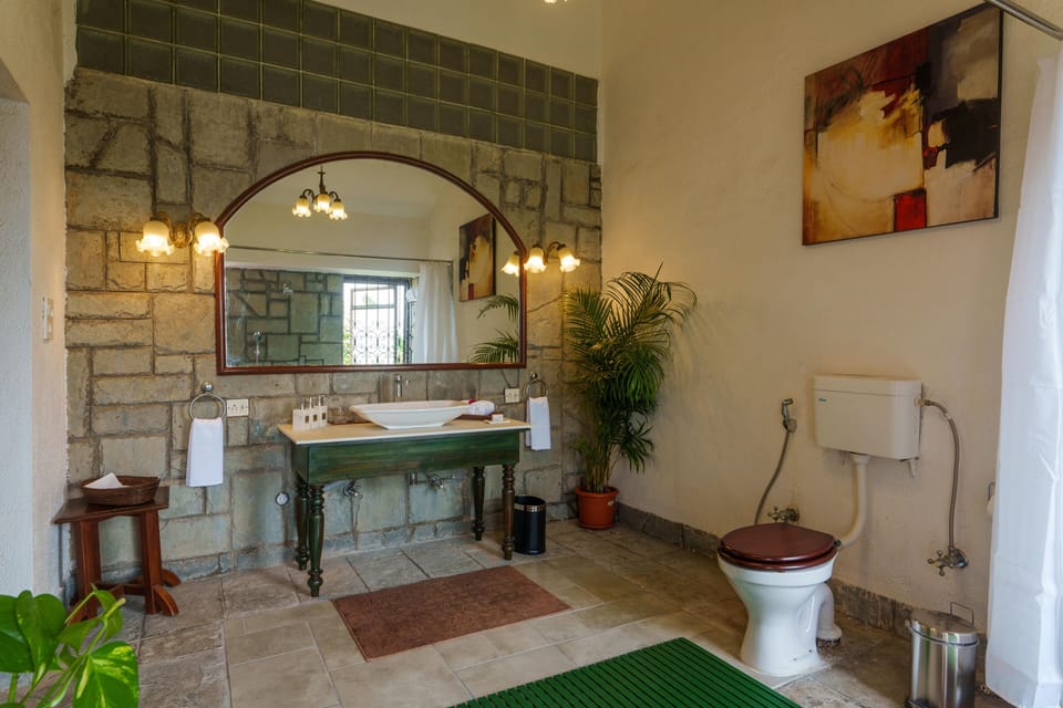 Room, 4 Bedrooms (Whispering Heights) | Bathroom | Free toiletries