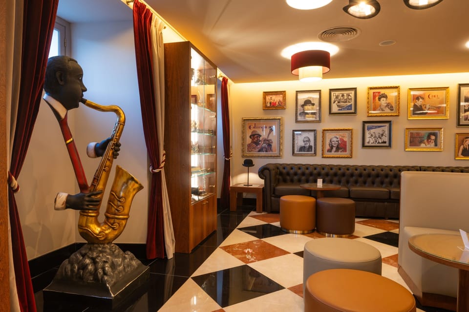 2 bars/lounges