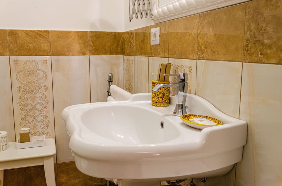 Shower, free toiletries, hair dryer, bidet
