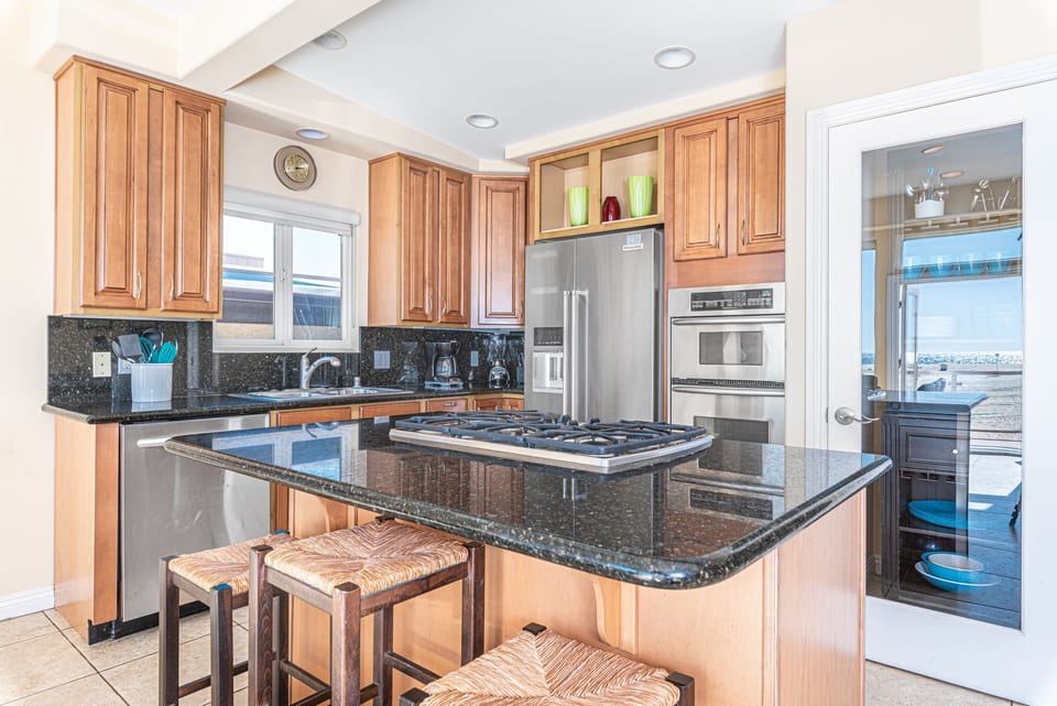 The kitchen comes stocked with all of your meal prep needs.
                