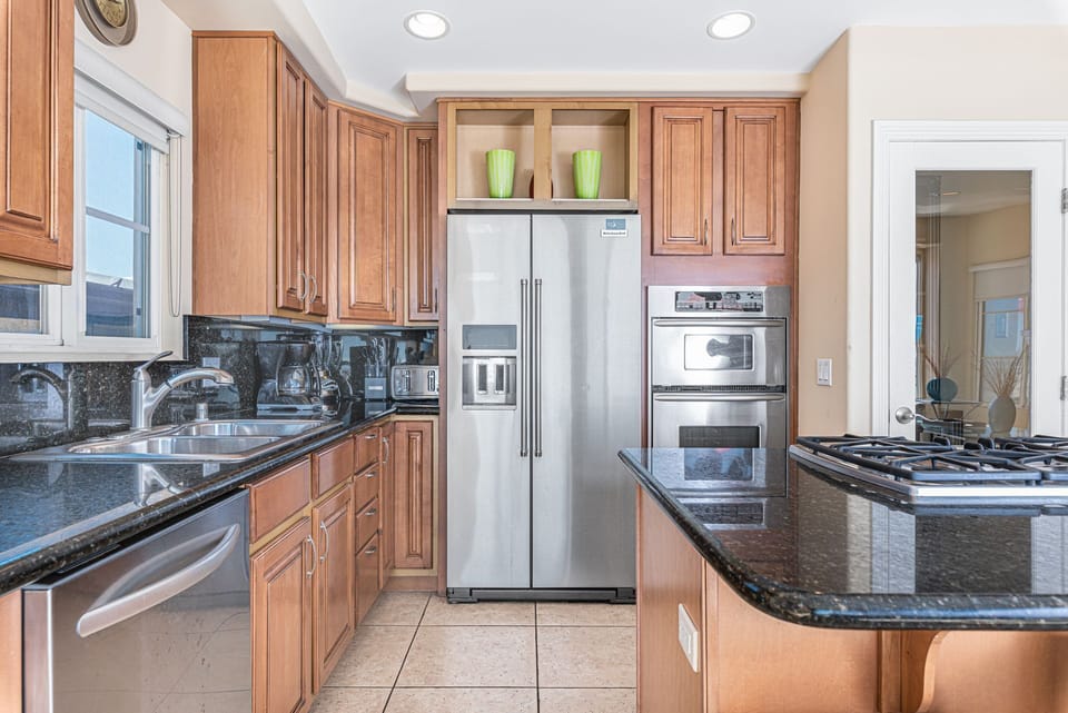 Guests must supply their own food, drinks (including coffee), spices, condiments, and paper goods (coffee filters, napkins, plastic wrap, etc.)
                