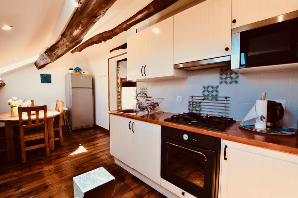 Fitted kitchen with oven, washing machine, dishwasher, gas hob and microwave