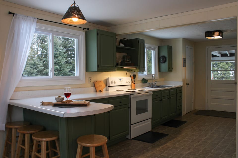 stocked kitchen & bar with 4 stools