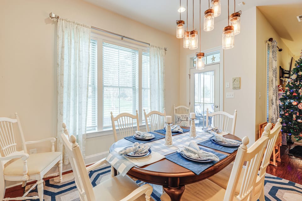 Dining Area | Dishware/Flatware Provided