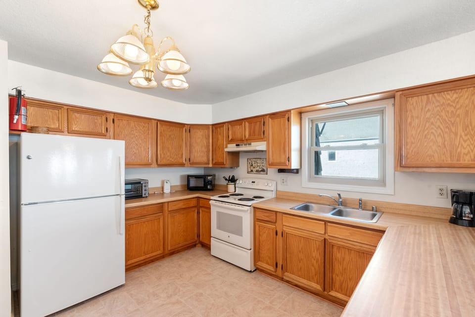 GSC3: Golden Strand Unit C3 | Kitchen